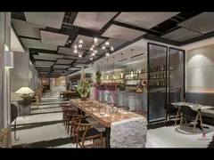 Cadeira de jantar de couro marrom de madeira cinza com apoios de braço