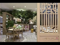 O evento que do casamento o restaurante de madeira romântico preside o Rattan da cadeira da parte traseira de X assenta/estilo francês