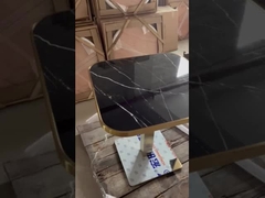 Teste padrão oval do mármore da forma cerâmico com a mesa de jantar dourada da emenda