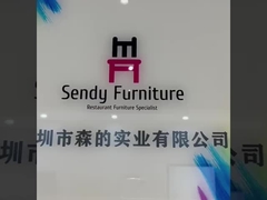 Cadeira de jantar sem braços de madeira compensada de nozes com assento acolchado para uso em restaurantes